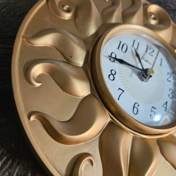 Vintage Midcentury WALTHAM Gold Metal Sunburst Wall Clock 1960s - Picture 4 of 4